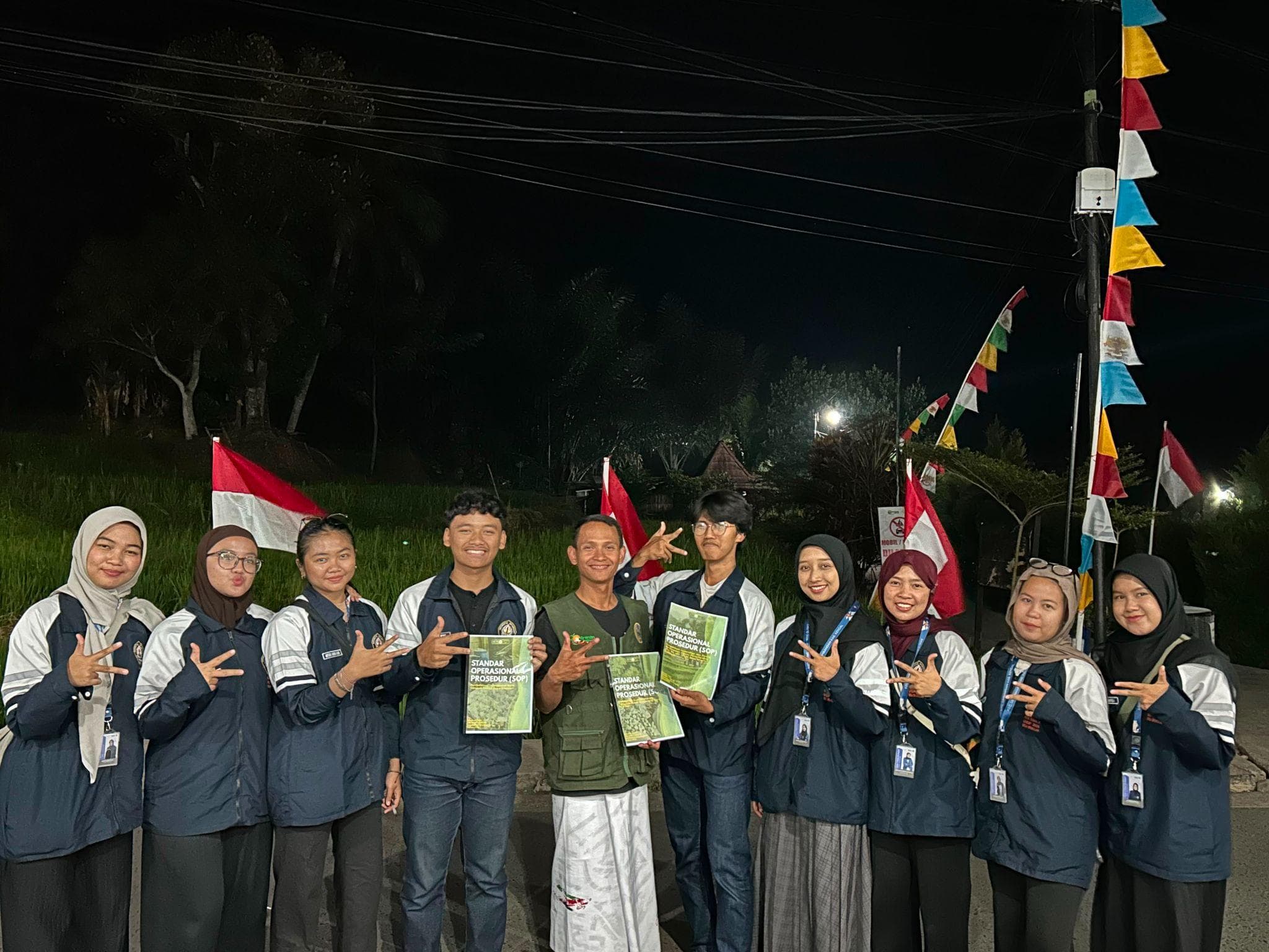 Serah terima SOP pengelolaan kebersihan di Desa Wisata Kalikesek